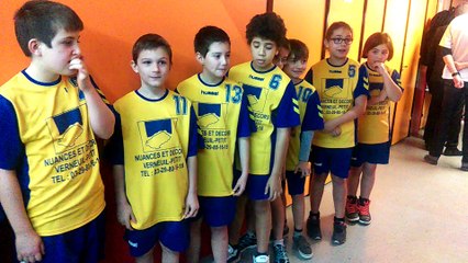 Nos -11 dans le couloir des vestiaires