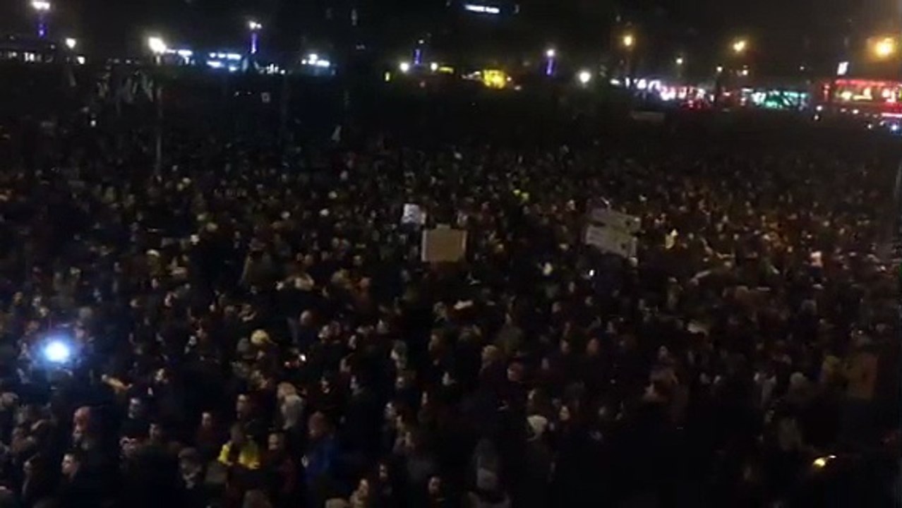 Rassemblement pour Charlie Hebdo à Paris, place de la République