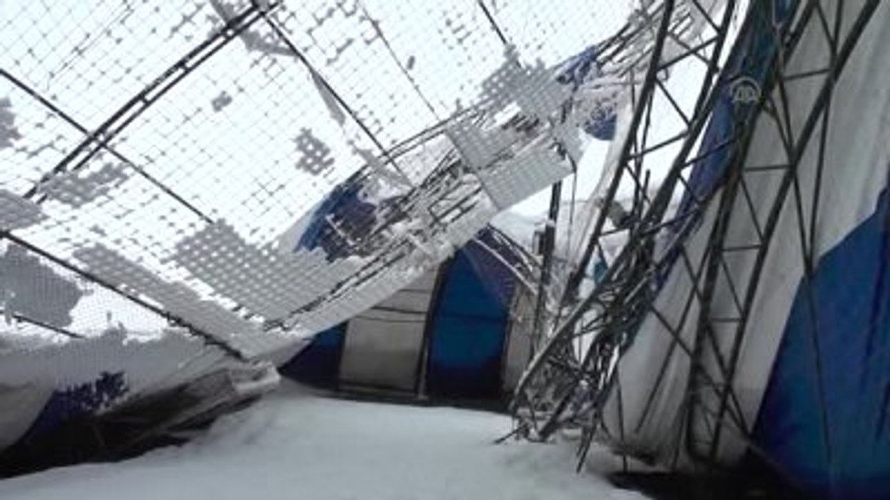 Tunceli'de Halı Sahanın Çatısı Kar Nedeniyle Çöktü