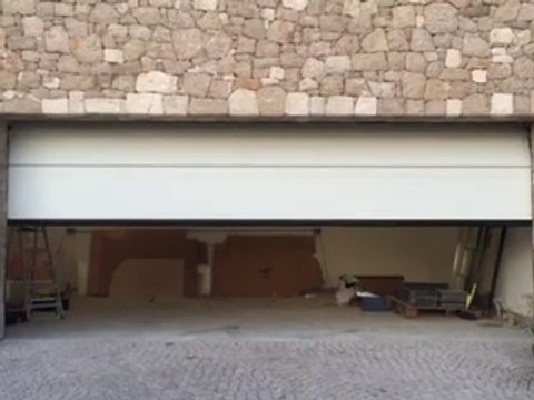 Porte de garage sectionnelle plafond motorisée et posée par APG Accès Portes de Garage