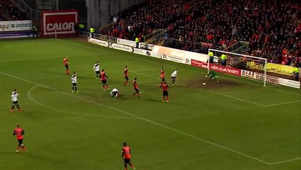 Rooney pounces to score as keeper fumbles at his feet