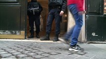 Policiais vigiam a imprensa após ataque em Paris