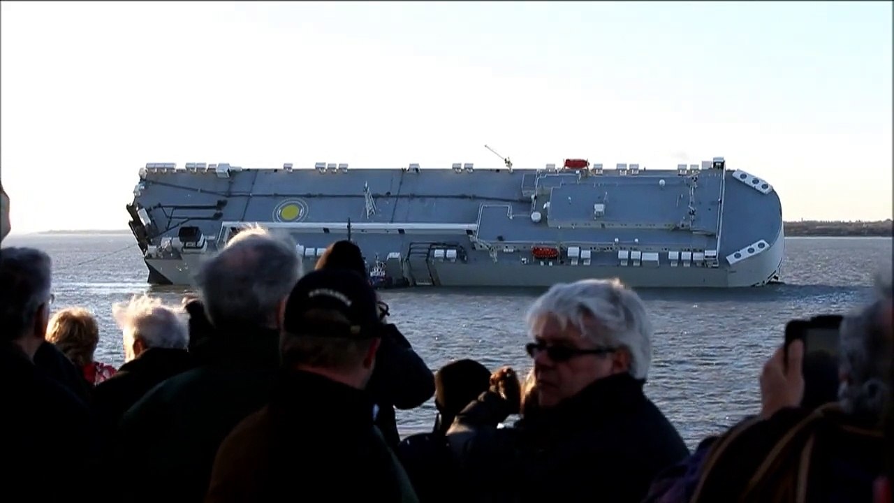 England: havarierter autofrachter lockt schaulustige an