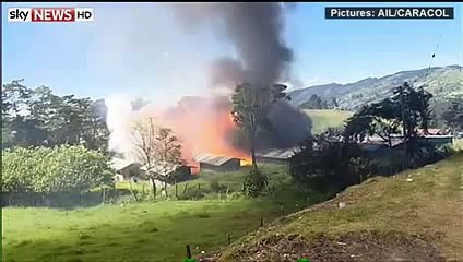 Un caméraman surpris par l'explosion d'une usine de feux d'artifice