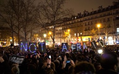 Katliamın Yaşandığı Derginin Önünde Yüz Binlerce Kişi Toplandı