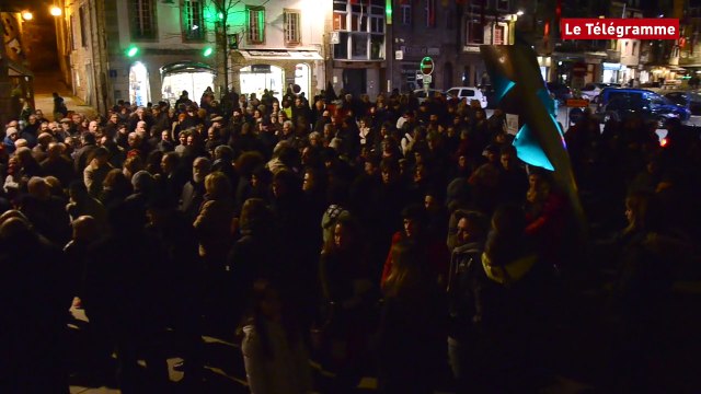 Charlie Hebdo. Rassemblement devant la mairie de Lannion