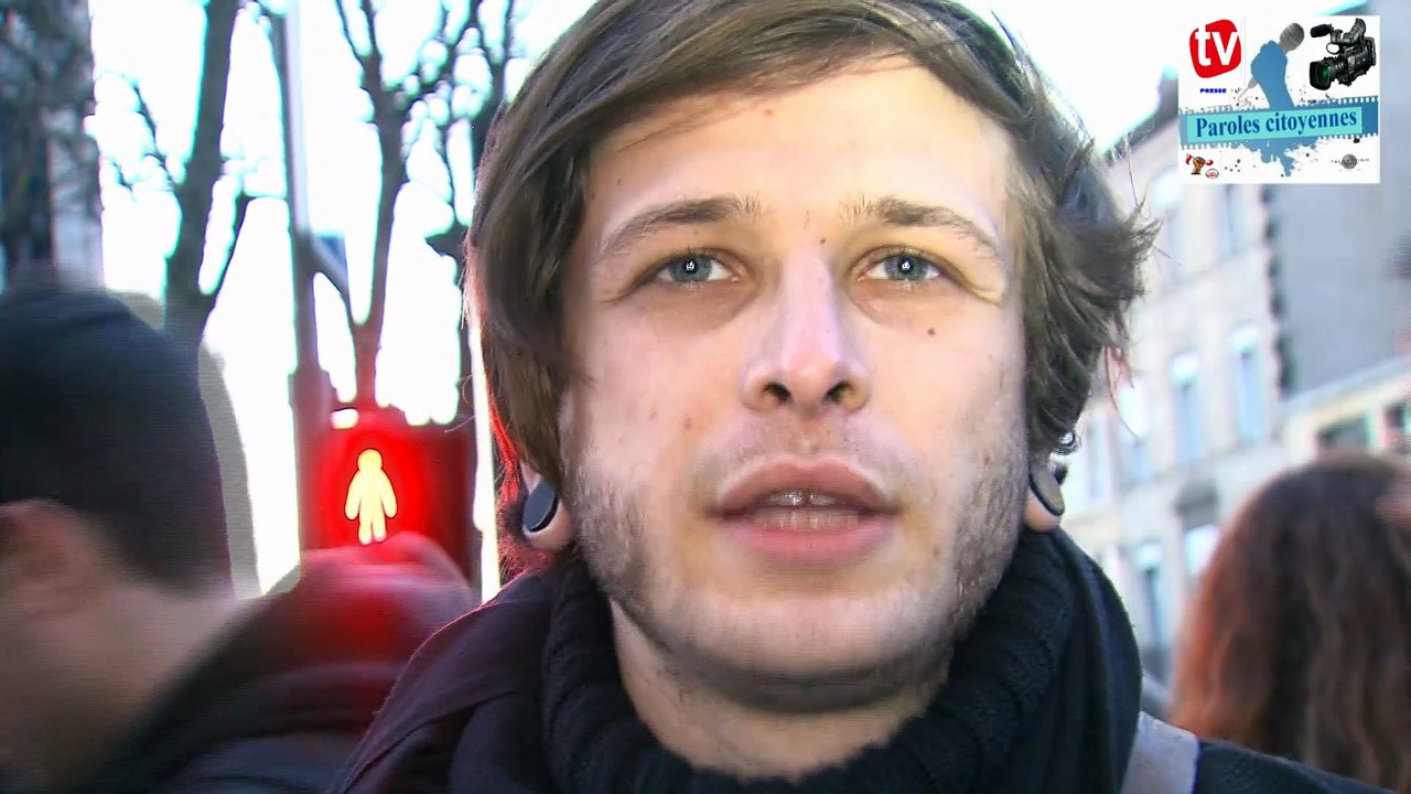 Rassemblement  à 17h sur les parvis des droits de l'homme Bordeaux ,nous étions plus de cinq milles personnes ( je suis charlie hebdo Nous sommes Tous charlie hebdo )