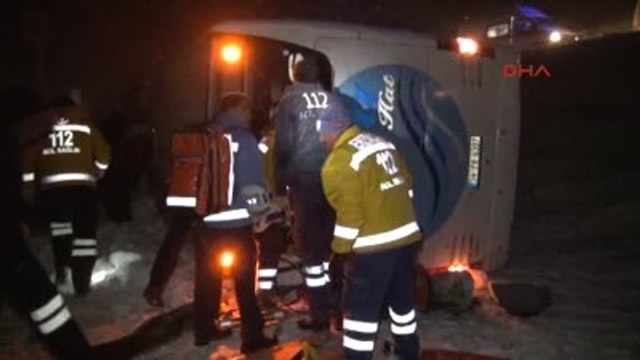 Erzincan Yolcu Otobüsü Tipide Şarampole Yuvarlandı 1 Ölü, 45 Yaralı