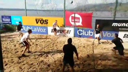 Pedro jugando fútbol-tenis por los "galanes del verano" - 07 de Enero