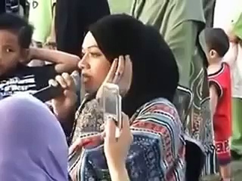 فتاة ماليزية تقلد الشيخ عبد الباسط في قراءة القرآن