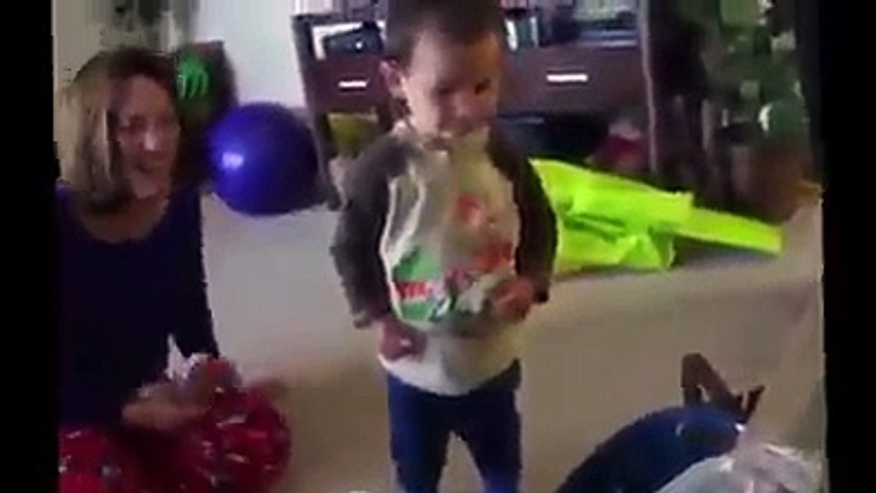 Ce petit n'aime pas son cadeau de noel et va le faire savoir !