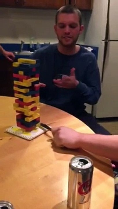 Le roi du JENGA : un trick de dingue au couteau!