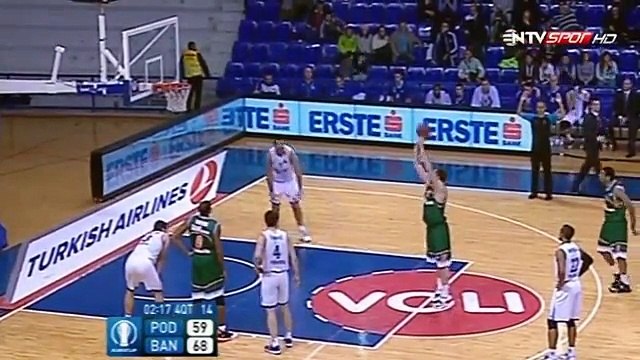 Un fan se fait éclater après avoir agressé un joueur de basket sur le terrain : coup de la corde à linge!