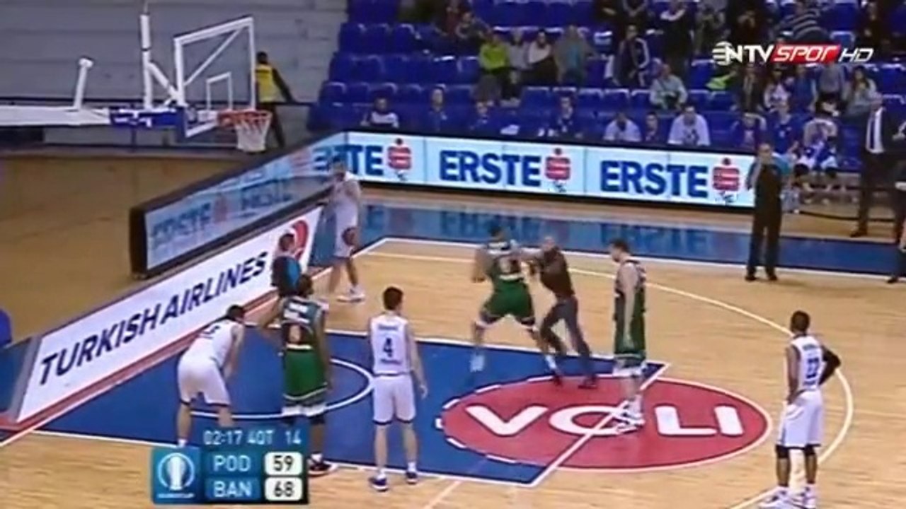 Violent clothesline on a crazy fan who just attacked Basketball player on court! Vidéo Dailymotion