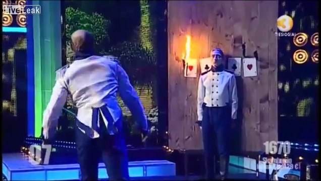 Un lanceur de couteau très mauvais à 2 doigts d’empaler son assistant à 4 reprises!