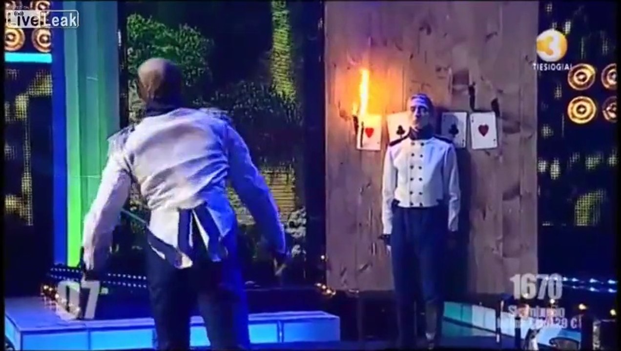 Un lanceur de couteau très mauvais à 2 doigts d’empaler son assistant à 4 reprises!