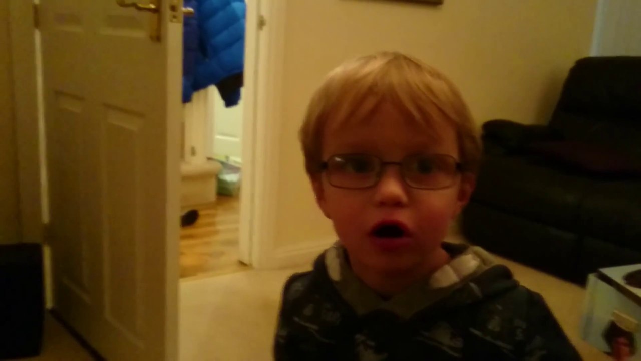 Adorable reaction of 3 years old kid watching Star Wars for the first time!