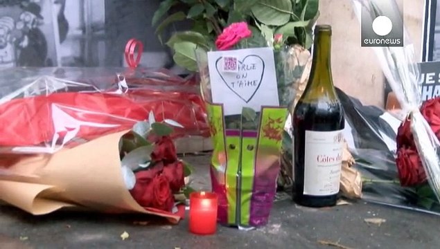 Ми не здамося : французи несуть квіти до офісу Charlie Hebdo