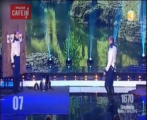 Il manque de tuer son assistant lors d'un lancer de couteaux en direct à la télé