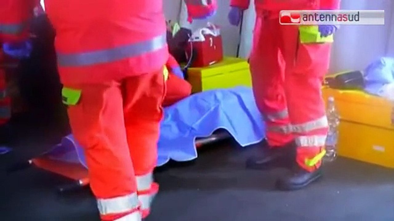 TG 31.12.14 Gallipoli, un cargo carico di immigrati salvato dai marinai italiani