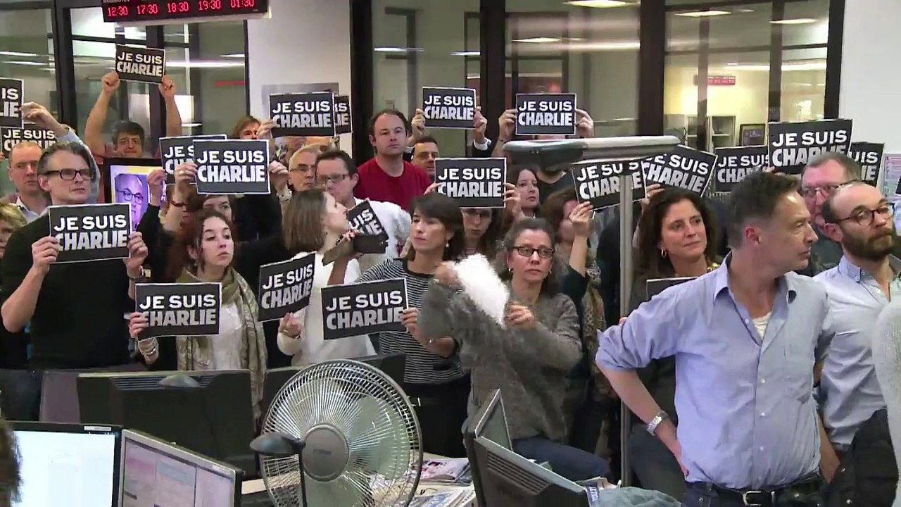 الصحافة الفرنسية تتشح بالسواد تنديدا بالاعتداء على شارلي ايبدو