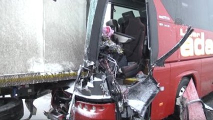 Yolcu Otobüsü Tıra Çarptı