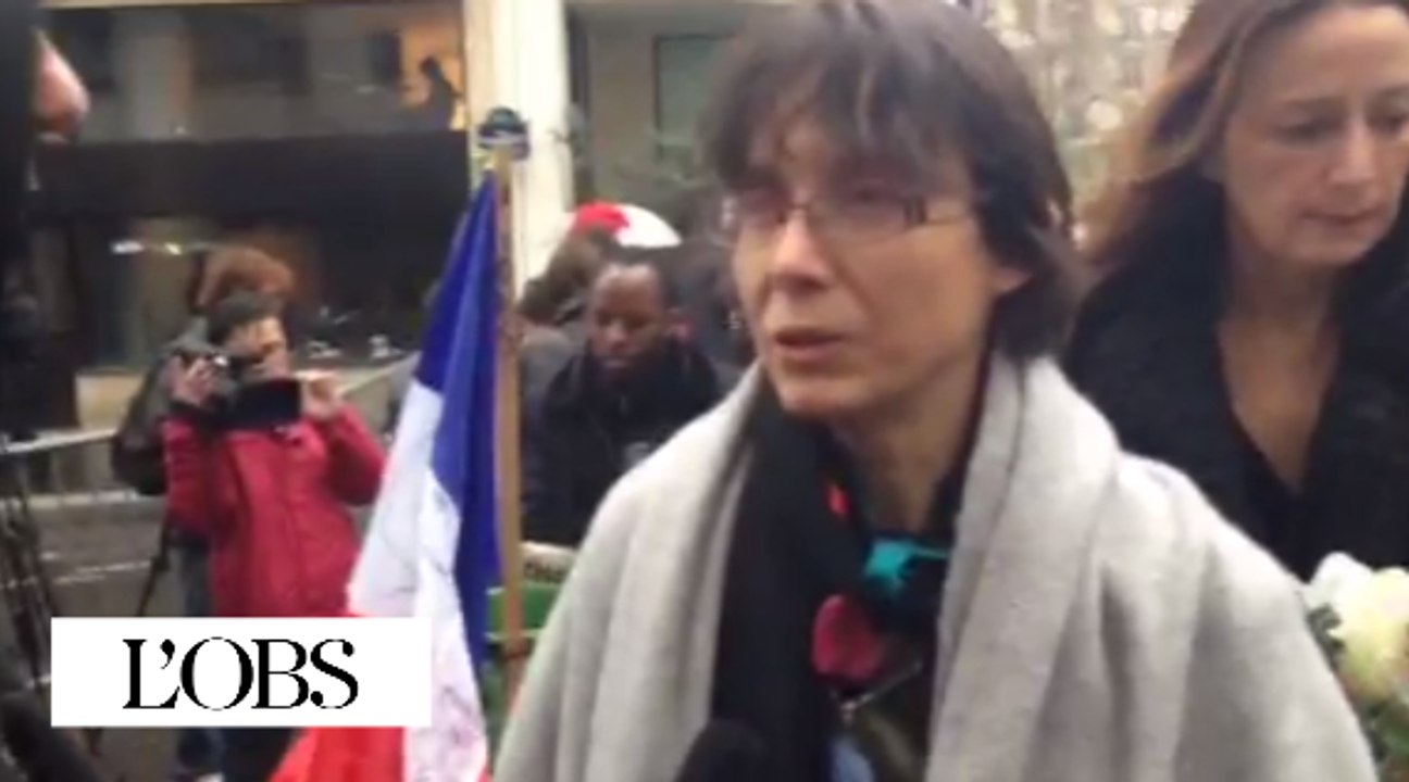 Recueillement et tristesse devant le siège de "Charlie Hebdo"