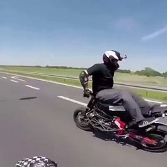 Motosiklete Ters Binen Adam