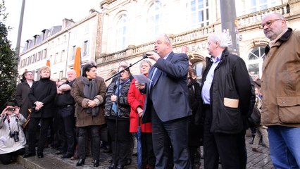 Une foule de Quimpérois rassemblée place Saint-Corentin : « Nous sommes tous Charlie »