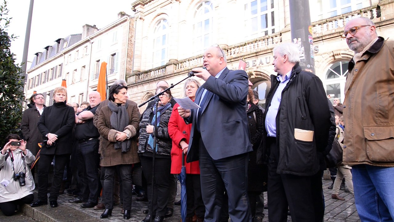 Une foule de Quimpérois rassemblée place Saint-Corentin : « Nous sommes tous Charlie »