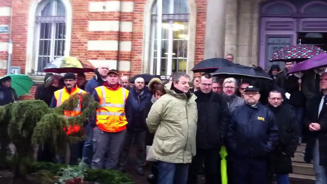 Etaples : rassemblement devant la mairie suite à l'attentat contre Charlie Hebdo