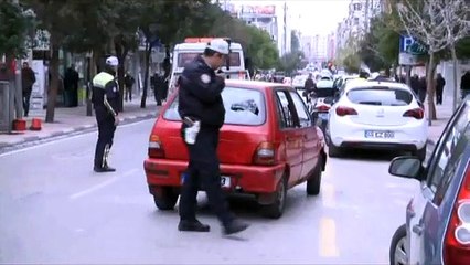 Cezaya kızdı aracını parçaladı