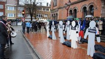 Attentat à Charlie Hebdo : à Estaires, des silhouettes à l'image des victimes et cent personnes sur le parvis de la mairie