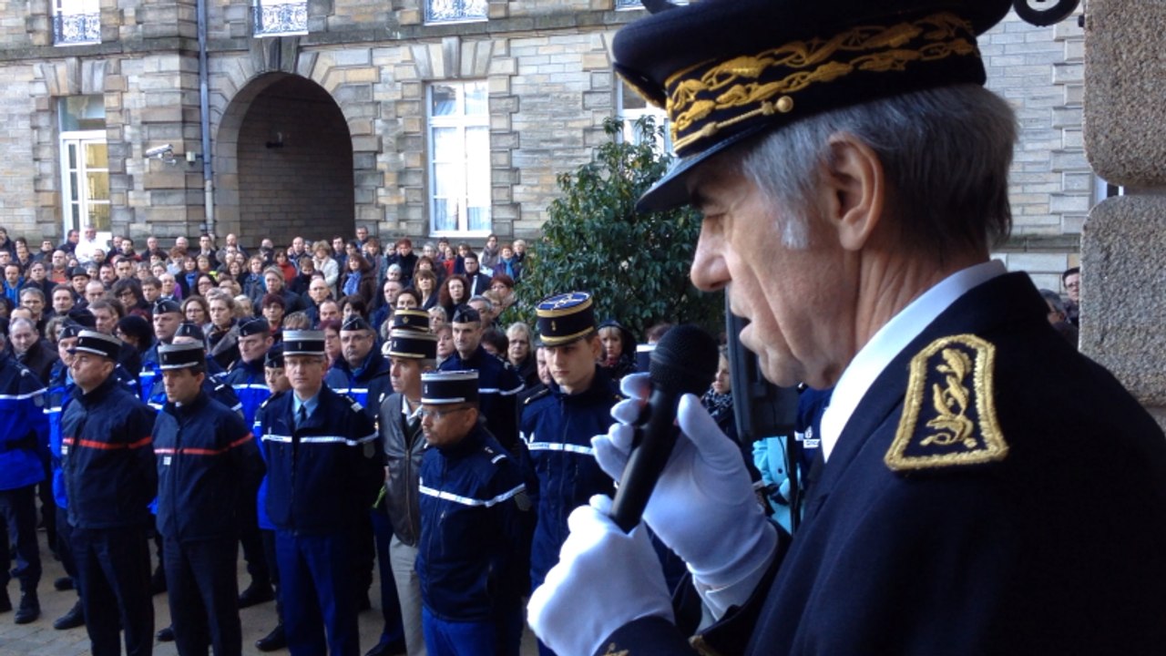 Hommage à la préfecture du Morbihan après l'attentat de Charlie Hebdo