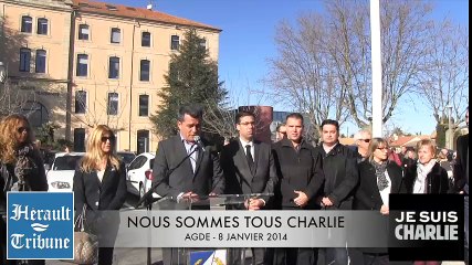 AGDE - 2015 - VIDEO - Hommage solennel aux victimes de CHARLIE HEBDO sur le parvis de la mairie