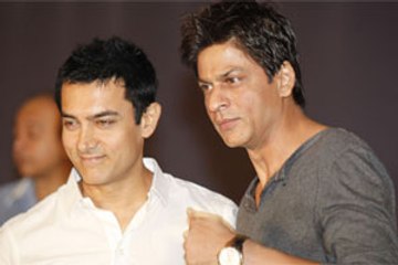 Shahrukh comes to Aamir's rescue for PK!