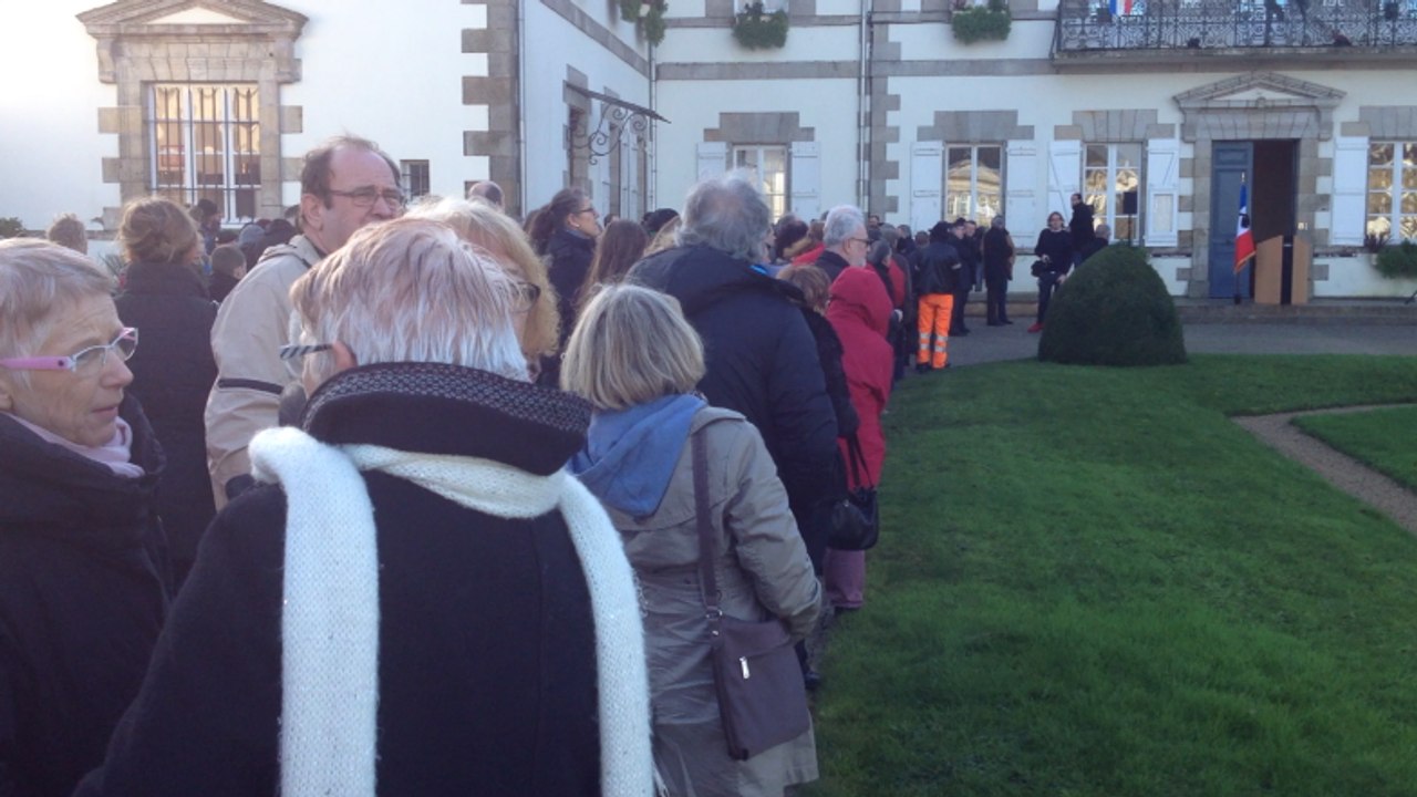 Charlie Hebdo : Des centaines de personnes rassemblées devant la mairie