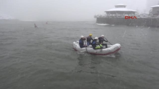 Rize?de Kar ve Fırtınada Denizde Rafting