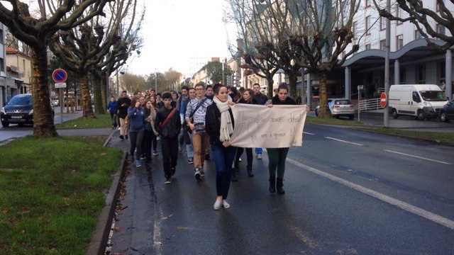 Les lycéens défilent dans les rues du centre-ville