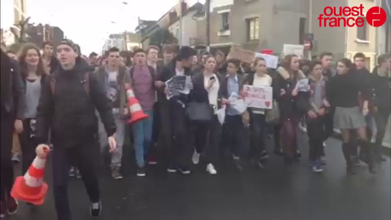 Charlie Hebdo : des lycéens défilent à Rennes