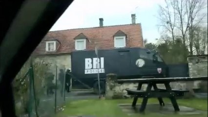 Traque des suspects de l'attentat. Intervention à Longpont