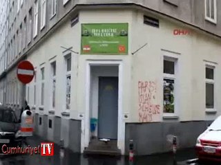 Viyana'da cami duvarına ırkçı yazı