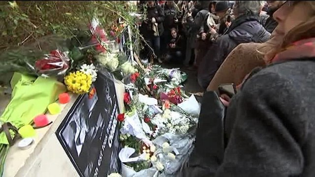 Minute de silence et hommages des journalistes et anonymes devant Charlie Hebdo
