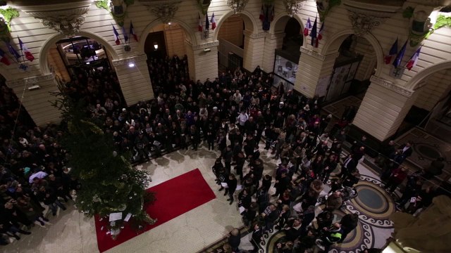 Charlie Hebdo : ils chantent la Marseillaise après la minute de silence à la mairie de Tourcoing.