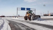 Tır Şoförleri Ulaşıma Kapanan Sivas-Erzincan Karayolunun Açılmasını Bekliyor