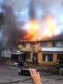 Voraz incendio ha consumido al menos 5 inmuebles en el centro de Gorbea (Araucanía Televisión)