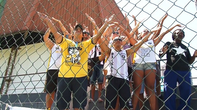 Torcida comparece ao treino e promete apoio ao Botafogo