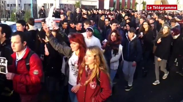 Charlie Hebdo. Défilé de lycéens à Lannion