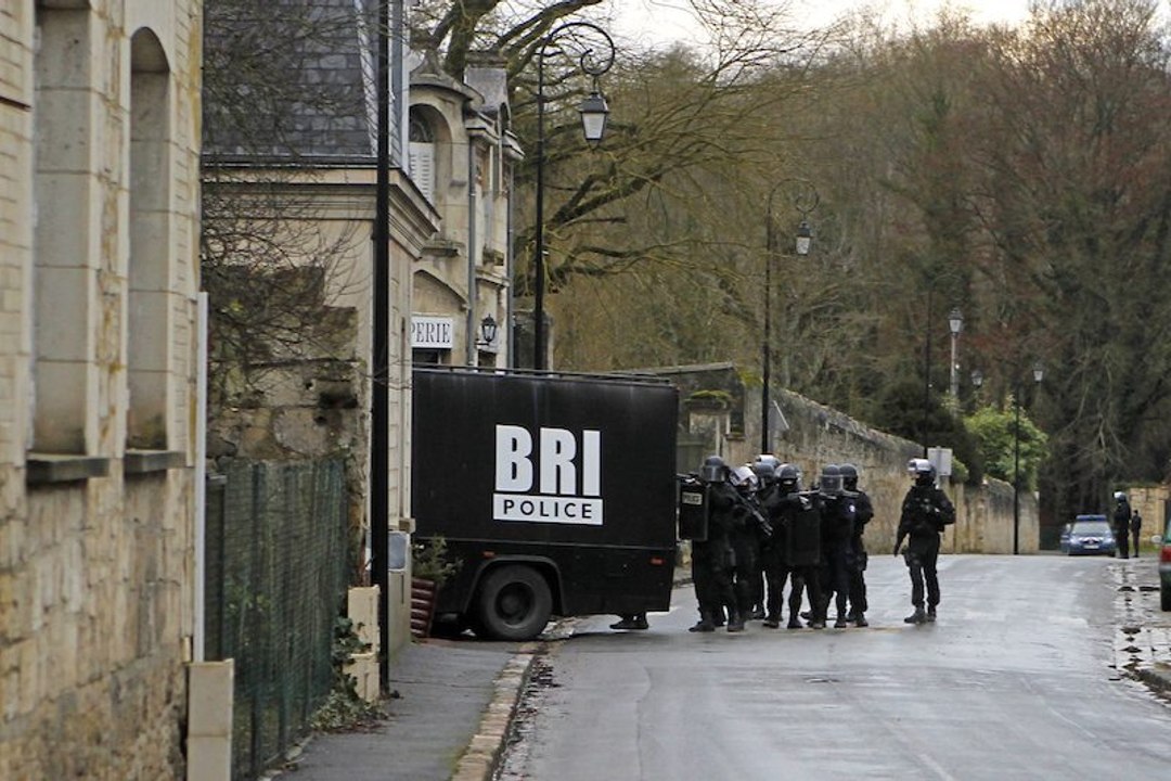 La police traque les suspects près de la forêt de Longpont