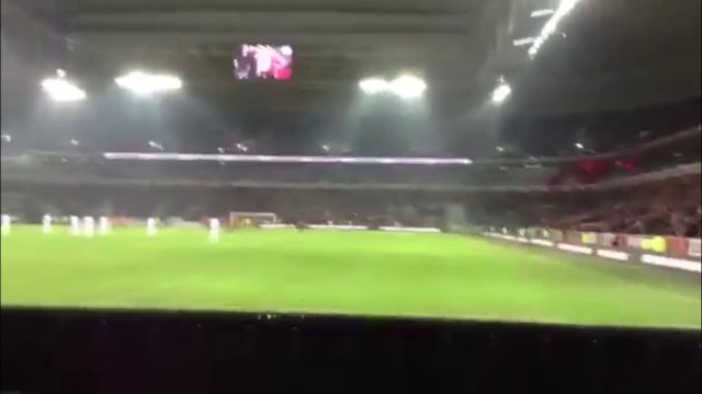 Torcedores fazem homenagem às vítimas do Charlie Hebdo em jogo